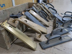 VINTAGE WOOD BOX FULL OF VINTAGE DOOR HANDLES, PLATES AND MORE