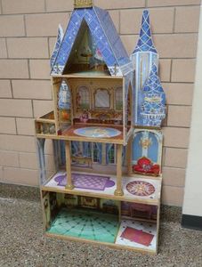 BEAUTIFUL WOODEN DOLL HOUSE