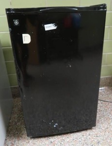 GE REFRIDGERATOR (SMALL)
