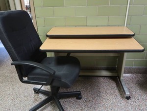 COMPUTER CHAIR AND DESK