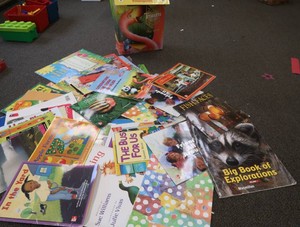 LOT OF OVERSIZED KINDERGARDEN BOOKS