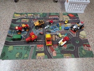 CUTE KIDS RACETRACK RUG &TOYS