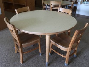 SOLID OAK ROUND TABLE AND 4 SOLID OAK CHAIRS