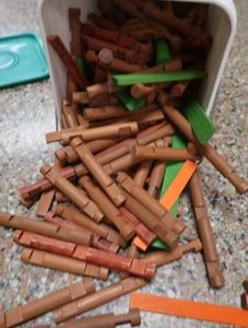LARGE BUCKET OF LINCOLN LOGS