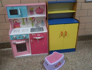 ADORABLE CHILDRENS KITCHENETTE & WOODEN SHELFCOAT RACK