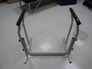 ADJUSTABLE TOILET SUPPORT RACK