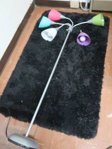 BLACK FUZZY RUG & COLORFUL LAMP