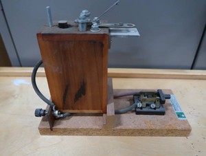 MACALESTER SCIENTIFIC CO RADIO RECEIVER