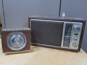 MTA ANTIQUE AMFM TABLETOP RADIO & THERMOMETER