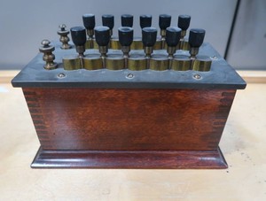 ANTIQUE BRIDGE RESISTANCE BOX