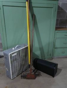 MISC LOT NEW MAILBOX, FAN AND GARDEN HOERAKES