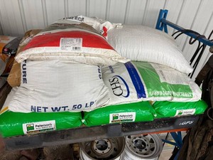 Grass Seed & Lawn Fertilizer Mixed Lot - content quantities unverified