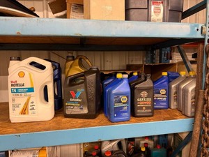 Motor Oil Mixed Lot - NAPA, Shell Rotella, Valvoline, Ravenol & Harley-Davidson - contents unverified