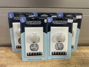Hampton Bay Lot of 5- Gang Duplex Tamper-Resistant Color Changing LED Plug Lights MSRP $25