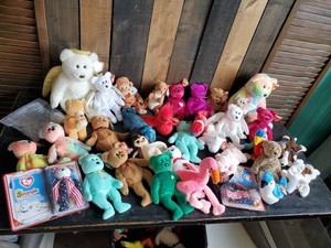 Large Lot of TY Beanie babies of various styles and Sizes most with tags and great condition