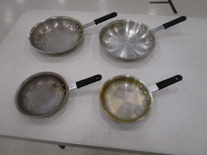 (4) Alum Frying Pans (2) 10 (2) 7