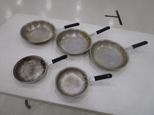 (5) Alum Frying Pans (3) 10 (2) 7