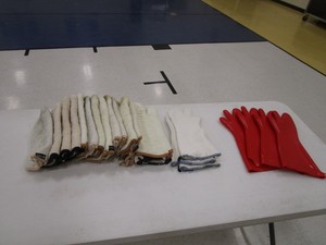 (18) Oven Mitts & (4) Hot Water Gloves