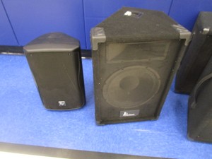 (2) Speakers