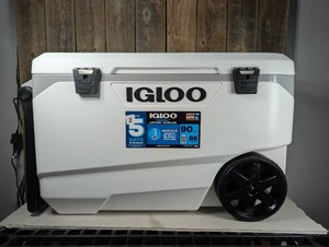 Igloo Latitude 137 Cans 90 Quart Rolling Cooler - White