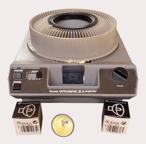 Vintage Kodak EKTAGRAPHIC III B Slide Projector w Carousel Tray & 3 ENX Lamps