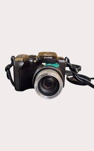 Kodak EasyShare Z712 IS 7.1MP Digital Camera Kit  12x Optical Zoom  Case, Charger, Manual & Accessories