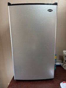 Sanyo Mini Fridge- Works 4.4 cu ft