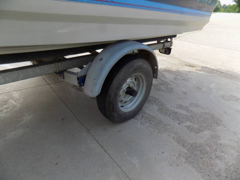 1989 Bayliner Capri with 85 Force Outboard & Escort Trailer for