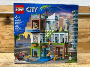 Lego City Apartment Building 60365 688pcs retired set Msrp $94.99