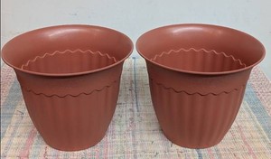 Set of 2 Plastic Planter Pots