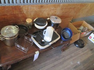 Nice clean lot of kitchen goods