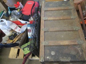 Pallet lot with a large vintage foo...