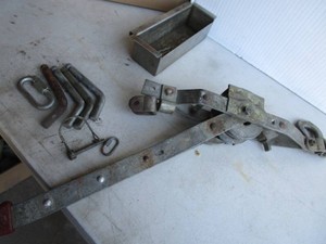 Comalong, Pins