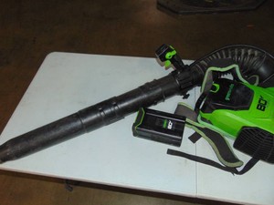 Greenworks Cordless Backpack Blower with 80 Volt 4,0 Ah Battery Powers on