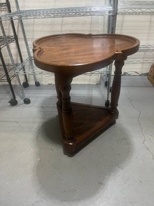 Cute Clover Side Table 23 X 21