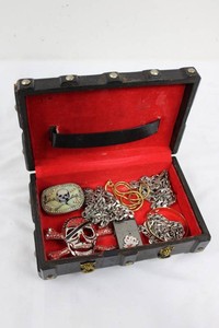 Pirate Skull Jewelry Box With Assorted Chains & Rings