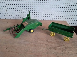 Ertl John Deere 12A Combine & Ertl John Deere Wagon