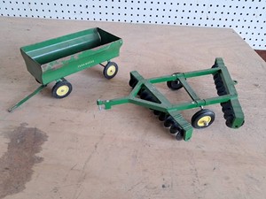 John Deere Wagon & Disc