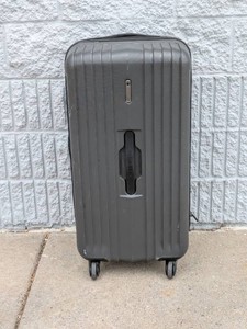 TRAVELERS CHOICE SUITCASE GRAY