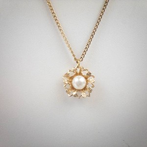 Pearl Floral Pendant Necklace