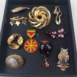 Mixed Lot of 9 Gold Tone Pins & Brooches