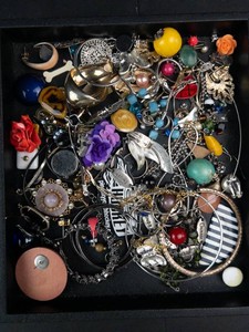 Costume Jewelry SINGLE EARRINGS Mixed Lot