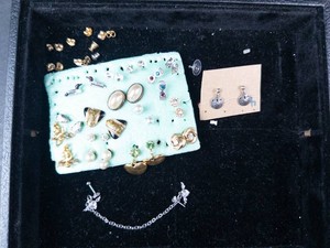 Mixed Costume Jewelry Lot - Earrings, Brooches & Accessories
