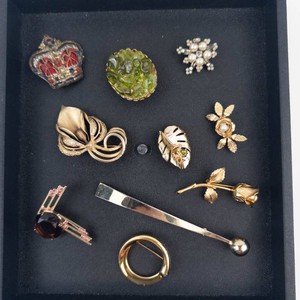 Costume Jewelry Brooches, Pins & Tie Bar - Mixed Lot (10 Pieces)