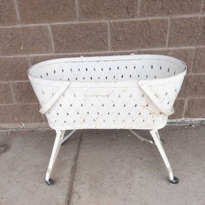 Vintage Wicker Baby Bassinet With Folding Legs & Wheels