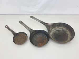 Set of 3 Antique Metal Cold Handle Cowboy SkilletsFrying Pans