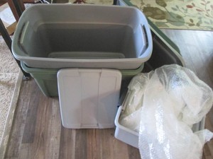 Bundle of assorted size lidded tote...