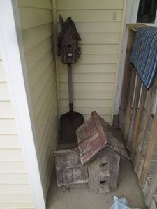 Birdhouse themed outdoor decor...