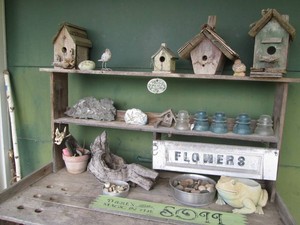 Collection of outdoor birdhouses, s...