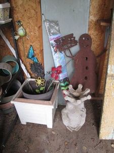 Frog King lawn ornament, outdoor pl...
